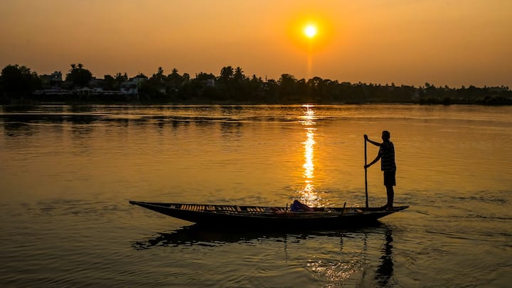 আপাতত বৃষ্টির সম্ভাবনা নে দক্ষিণবঙ্গে। খুব সকালে এবং সন্ধে হালকা মনোরম আবহাওয়া। দিনের বেলায় উষ্ণতা বাড়বে। রাতে সামান্য অস্বস্তিকর আবহাওয়া হতে পারে। তবে ধীরে ধীরে বাড়বে তাপমাত্রা।