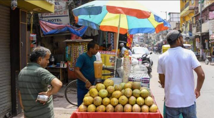 उन्हाच्या कडाक्याने नागरिक हैराण झाले आहेत. रस्त्यारस्त्यावर सरबत, नारळ पाणी पिण्यासाठी थांबत काहीसा विसावा मिळवताना लाेक दिसतायत.