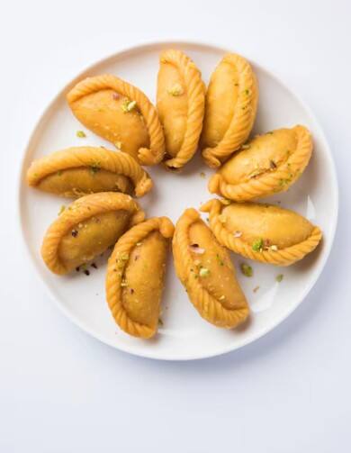 ਗੁਜੀਆ ਬਣਾਉਣ ਦੇ ਤੁਰੰਤ ਬਾਅਦ ਉਨ੍ਹਾਂ ਨੂੰ ਕਿਸੇ ਡੱਬੇ ਵਿੱਚ ਸਟੋਰ ਕਰਨ ਤੋਂ ਗੁਰੇਜ਼ ਕਰੋ। ਇਸ ਕਾਰਨ ਗੁਜੀਆ ਨਰਮ ਹੋ ਜਾਣਗੀਆਂ ਅਤੇ ਖਾਣ ਵਿੱਚ ਵੀ ਟੇਸਟੀ ਨਹੀਂ ਲੱਗਣਗੀਆਂ।