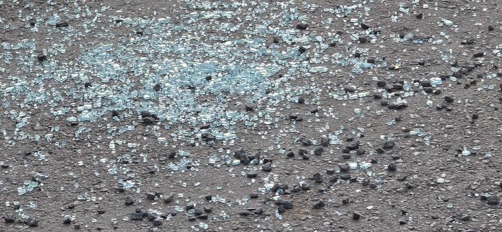 दरम्यान, याप्रकरणी पोलिसांनी दखल घेतली असून कारच्या काचा फोडणाऱ्या टोळक्याचा शोध घेतला जात असून परिसरातील सीसीटीव्ही तपासले जात आहेत.