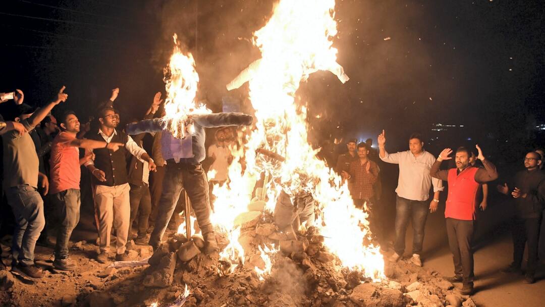 मेरठ में होलिका दहन से पहले डीजे बजाने पर हंगामा, आपस में भिड़े दो पक्ष meerut news over playing DJ before Holika Dahan two parties clashed with each other ann मेरठ में होलिका दहन से पहले डीजे बजाने पर हंगामा, आपस में भिड़े दो पक्ष