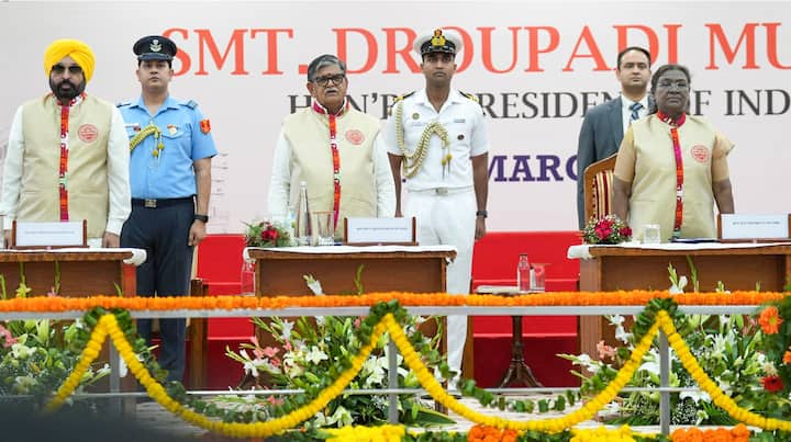 राष्ट्रपति ने कहा कि यूनिवर्सिटी को उद्योगों से संपर्क साधने की और कोशिश करनी चाहिए और भविष्य की तैयारी करनी चाहिए. शिक्षा ऐसी हो जो छात्रों की जीवन यात्रा में सहायता करे.