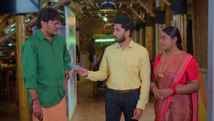 శ్రీధర్ ఎలా అయినా కార్తీక్తో సంతకం పెట్టించుకోవాలని చూస్తాడు. రెండు తరాలు కూర్చొని తిన్నా తరగని ఆస్తి రా ఎలా వదిలేస్తామంటూ బతిమాలుతాడు. కానీ కార్తీక్ ఏ మాత్రం రాజీపడడు. (Image Credit: jio+ Hotstar)(Image Credit: jio+ Hotstar)