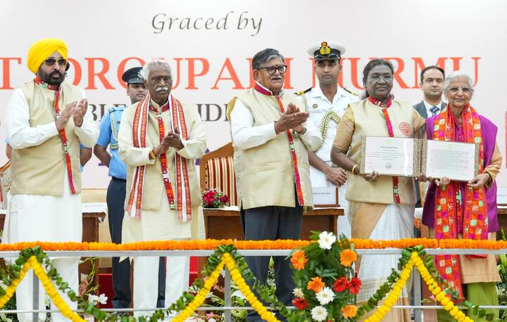 इस कार्यक्रम में राष्ट्रपित द्रौपदी मुर्मू के अलावा पंजाब के गवर्नर गुलाब चंद कटारिया और सीएम भगवंत मान भी मौजूद रहे.