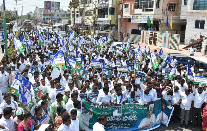 డీఎస్సీ నోటిఫికేషన్‌పై తొలి సంతకం అని చెప్పిన చంద్రబాబు 9 నెలలు అవుతున్నా ఇంత వరకు నోటిఫికేషన్ విడుదల చేయలేదని తెలిపారు.