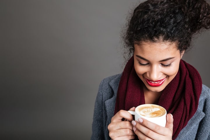 कैफीन (Caffeine) : चाय, कॉफी और एनर्जी ड्रिंक्स में मौजूद कैफीन आपकी नींद को उड़ा सकती है. यह दिमाग को एक्टिव बना देता है और नींद आने में परेशानी होती है. इसलिए बेहतर होगा कि सोने से कम से कम 4-5 घंटे पहले कैफीन का सेवन न करें.