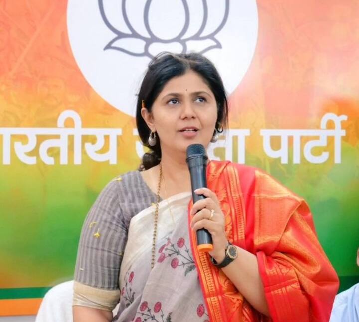 12 डिसेंबरला मी मस्साजोगला देशमुख कुटुंबीयांची भेट घेण्यास निघाले असता अर्ध्या रस्त्यात असतानाच धनंजय देशमुखांना आमच्या कार्यकर्त्यांनी फोन लावून दिला. ते म्हणाले की, आमच्या भावाला तुम्ही न्याय द्या. आज तुम्ही आलात आणि तुमच्याशी कोणी चुकीचे वर्तन केले, तर आम्हाला आवडणार नाही. त्यामुळे मी मागे फिरले, असा खुलासाही पंकजा मुंडे यांनी या मुलाखतीमध्ये केला आहे.