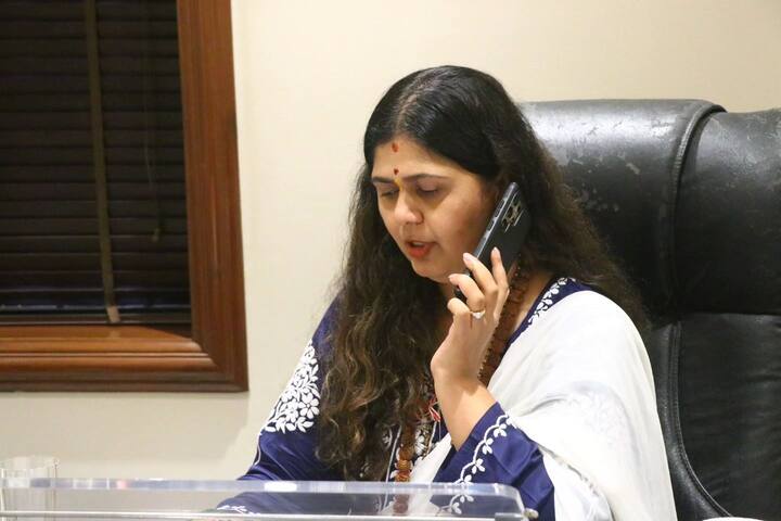 सरपंच संतोष देशमुख हत्या प्रकरणी आज पहिली सुनावणी होणार आहे. वाल्मिक कराडसह सर्व आरोपींचा जबाब बंद लिफाफ्यात सादर होणार आहे.