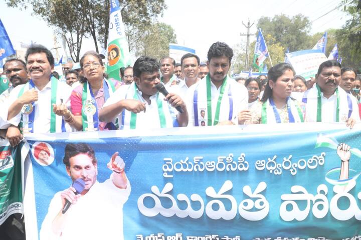 16,347 పోస్టు­ల­ను గత డిసెంబర్‌లోనే భర్తీ చేస్తామని చెప్పి ఇప్పుడు రోజుకో మాట చెబుతున్నారని ఆరోపించారు.