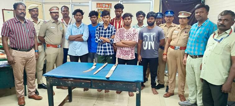 Root Thala issue college students arrested attempted attack with machete on train tnn சென்னையில் அதிர்ச்சி.. ‘ரூட் தல பிரச்சனை’ - கத்தியுடன் கல்லூரி மாணவர்கள் அட்டகாசம்