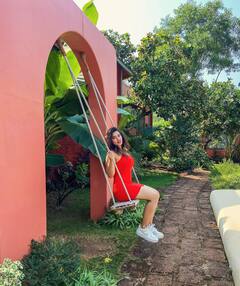 Ketika Sharma Photo: ઝુલા પર બેસી કેતિકા શર્માએ કેમેરા સામે આપ્યા કિલર પોઝ