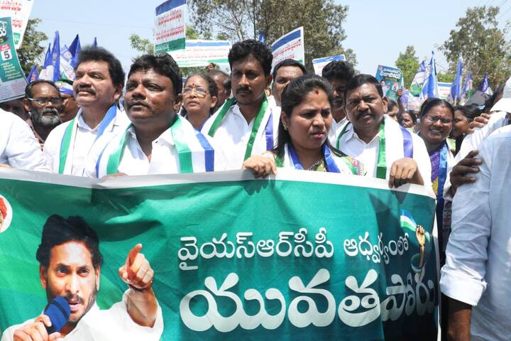 ప్రతి సంవత్సరం జాబ్‌ కేలండర్‌ విడుదల చేస్తామని చెప్పి కూటమి నేతలు ఇప్పటి వరకు ఆ విషయంపై స్పందించడం లేదని అన్నారు.