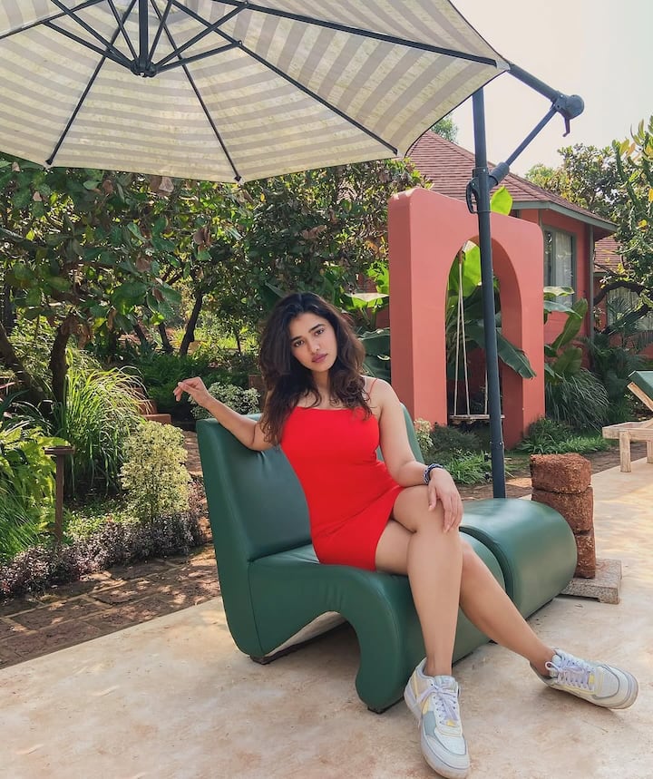 એક્ટ્રેસ કેતિકા શર્માની આ બોલ્ડ તસવીરો સોશિયલ મીડિયા પર કહેર મચાવી રહી છે. અભિનેત્રીની આ તસવીરો ઈન્ટરનેટ પર આવતાની સાથે જ વાયરલ થઈ ગઈ હતી.