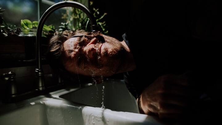 1. Flush with water: Immediately rinse your eye with plenty of clean water to remove the colour. (Image Source: Canva)