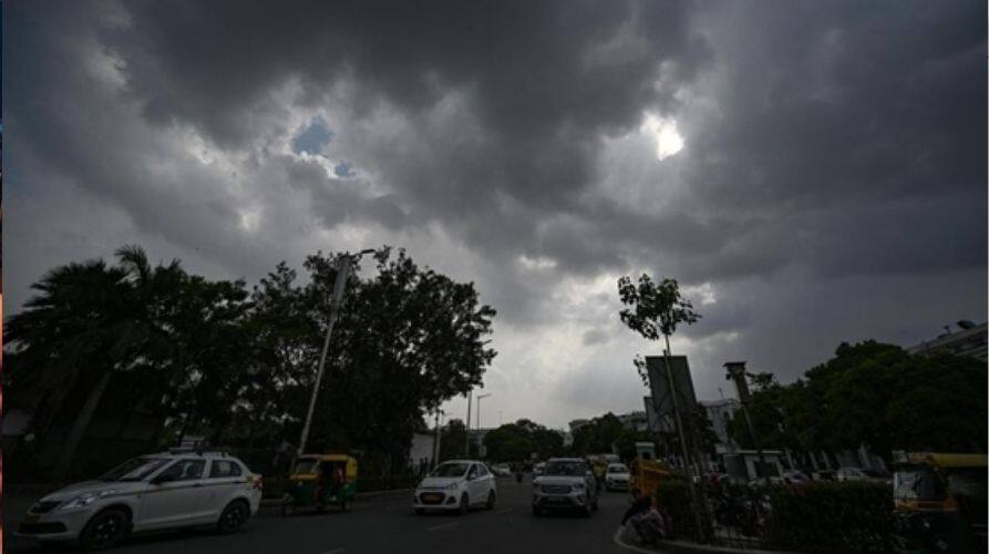 Punjab Weather: ਪੰਜਾਬ 'ਚ ਵੈਸਟਰਨ ਡਿਸਟਰਬੈਂਸ ਐਕਟਿਵ, ਤੇਜ਼ ਗਰਜ ਨਾਲ ਆਏਗਾ ਤੂਫ਼ਾਨ; ਜਾਣੋ ਕਿੱਥੇ-ਕਿੱਥੇ ਵਰ੍ਹੇਗਾ ਮੀਂਹ... Punjab-chandigarh-weather-update Today 12 March 2025 -lightning-and-thunderstorm-alert check latest Forecast update Punjab Weather: ਪੰਜਾਬ 'ਚ ਵੈਸਟਰਨ ਡਿਸਟਰਬੈਂਸ ਐਕਟਿਵ, ਤੇਜ਼ ਗਰਜ ਨਾਲ ਆਏਗਾ ਤੂਫ਼ਾਨ; ਜਾਣੋ ਕਿੱਥੇ-ਕਿੱਥੇ ਵਰ੍ਹੇਗਾ ਮੀਂਹ...