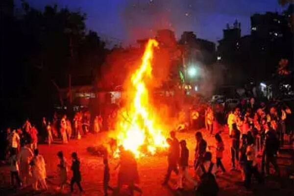 holika muhurat news know about pooja vidhi worshiping and mantra japa during holika dahan 2025 Holika Dahan: હોળીકા દહનની શું છે પૂજા-વિધિ, દર્શન વખતે કયા મંત્રનો કરવો જોઇએ જાપ ?
