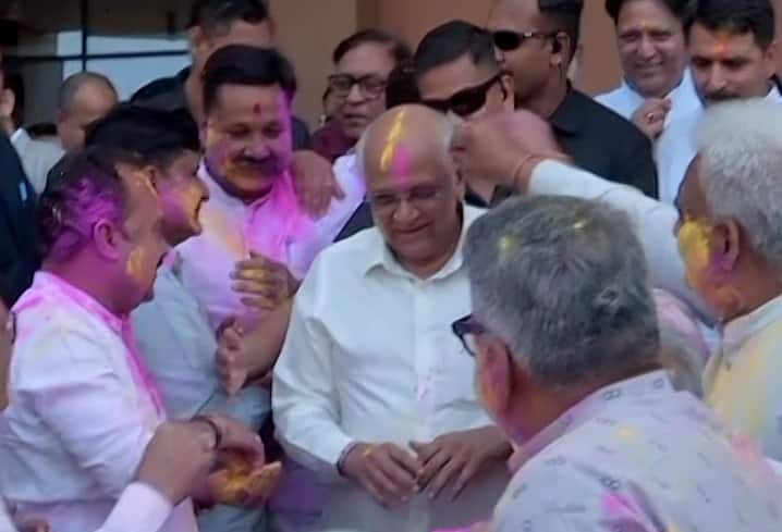 Holi 2025 News Rangotsav Celebration in the Gujarat Vidhansabha Campus for all MLA with Abil And Gulal 'નેતાઓનો રંગોત્સવ', વિધાનસભા પરિસરમાં ધારાસભ્યોઓ અબીલ-ગુલાલથી રમી હોળી