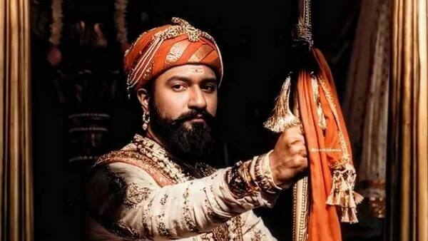 'छावा'नं रिलीज होताच पहिल्या दिवशी धमाकेदार कमाई केली आणि 2025 चा सर्वात मोठा ओपनर चित्रपट ठरला. एवढंच नाहीतर विक्की कौशल स्टारर 'छावा'नं बक्कळ गल्ला जमवत बॉलिवूडच्या दिग्गजांना पाणी पाजलं आहे.