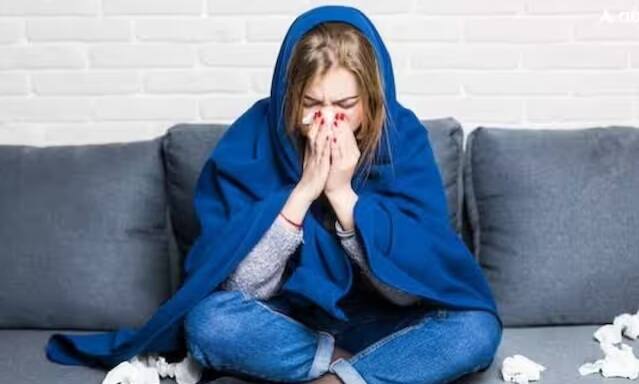 ભારતના આઠ રાજ્યોમાં સ્વાઇન ફ્લૂ એટલે કે H1N1 વાયરસ ઝડપથી ફેલાઈ રહ્યો છે, જેમાં દિલ્હી, કર્ણાટક, કેરળ અને તમિલનાડુની સ્થિતિ ગંભીર છે. તમે આ વાયરસથી પોતાને કેવી રીતે બચાવી શકો છો. જાન્યુઆરીમાં 500થી વધુ લોકો સ્વાઈન ફ્લૂથી પ્રભાવિત થયા હતા. સારવાર દરમિયાન 6 લોકોના મોત થયા. આ ઉપરાંત પુડુચેરી, મહારાષ્ટ્ર, જમ્મુ અને કાશ્મીર અને ગુજરાતમાં પણ સ્વાઇન ફ્લૂના કેસ જોવા મળ્યા હતા.