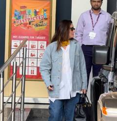 फैमिली संग होली मनाने के लिए निकलीं करीना कपूर, तैमूर का हाथ थामे एयरपोर्ट पर स्पॉट हुए सैफ