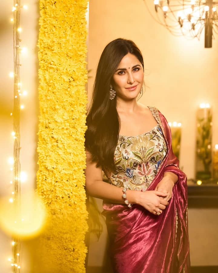 ఆ మధ్య కుంభమేళాలో పాల్గొన్న కత్రినా త్రివేణి సంగమంలో స్నానమాచరించి భక్తులకు ప్రసాదాలు పంచిపెట్టింది