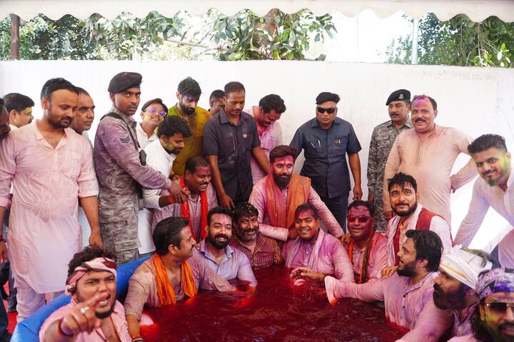 उनहोंने कहा कि कुछ समय के लिए ये रुक गया था, लेकिन इस बार हम लोग होली उस घर में मना रहे हैं तो काफी खुशी है. चिराग पासवान ने कहा कि इस होली से भी दुगनी खुशी अगले साल की होली में होगी.