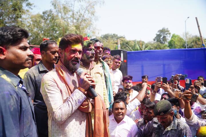 चिराग पासवान ने कहा कि अगले साल एनडीए की सरकार बनेगी और हमारे कई विधायक जीत कर आएंगे उनके साथ हम लोग होली मनाएंगे, तो इस बार से बड़ी होली अगले साल होगी. वहीं कार्यकर्ताओं में भी काफी उमंग देखा गया.