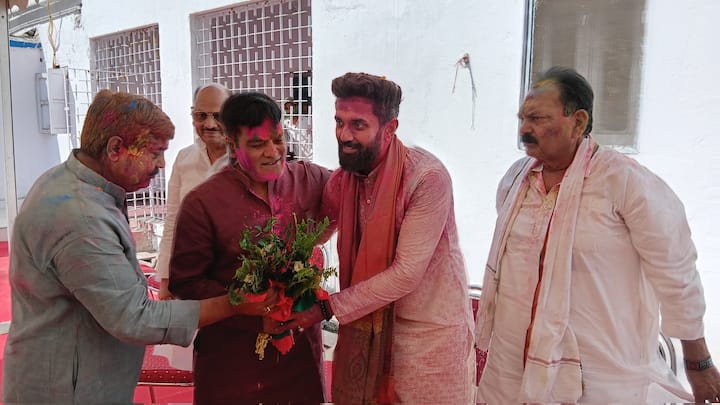 लोक जनशक्ति पार्टी रामविलास के पार्टी कार्यालय में होली मिलन समारोह मनाया गया, जिसमें पार्टी के सुप्रीमो चिराग पासवान सहित सैकड़ों कार्यकर्ता मौजूद रहे. कार्यक्रम में पूर्व सांसद राम कृपाल यादव भी पहुंचे थे.