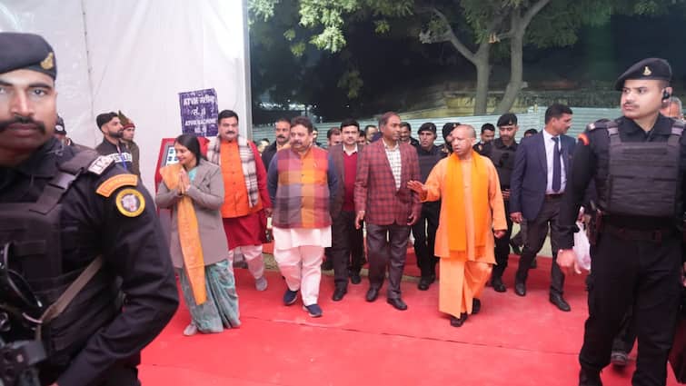 CM Yogi 2 day visit to Varanasi before Holi will visit Baba Vishwanath and review development works ANN होली से पहले CM योगी का 2 दिवसीय वाराणसी दौरा, बाबा विश्वनाथ के दर्शन कर विकास कार्यों की करेंगे समीक्षा