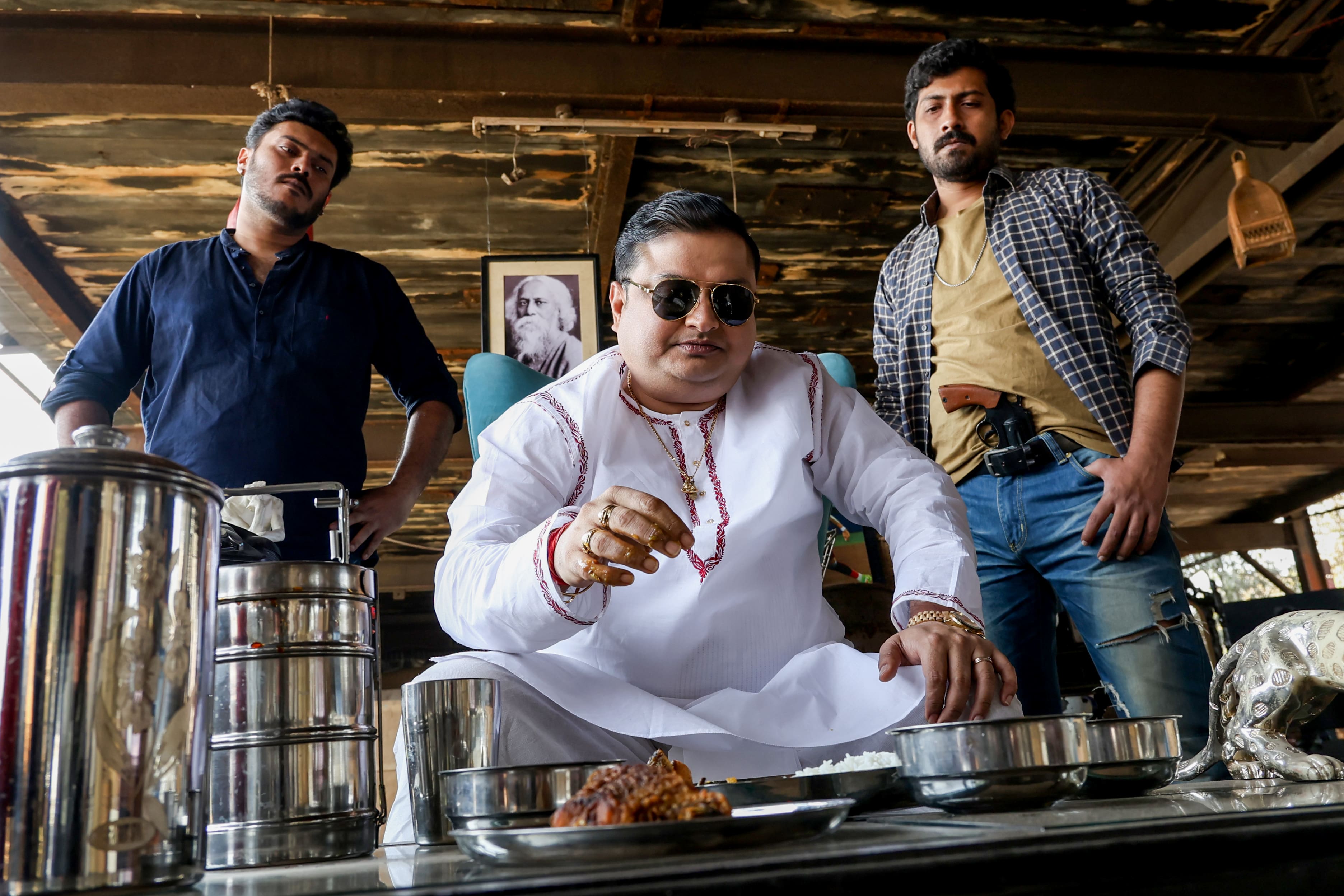 Parambrata Chatterjee: মুন্ডিত মস্তক তাই কি লাল পাগড়ির আড়াল? পরমব্রতর রহস্যের উত্তর 'কিলবিল সোস্যাইটি'-র লুকে