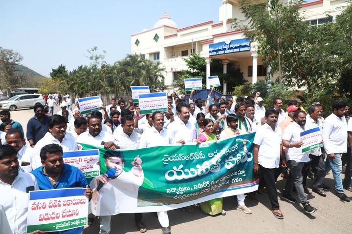 వైసీపీకి చెందిన మాజీ మంత్రులు, కీలక నేతలంతా రోడ్లపైకి వచ్చారు.