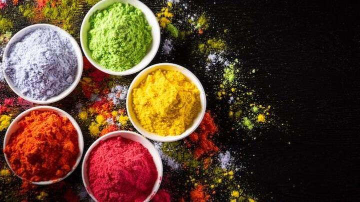 1. Use Organic Colours: Opt for naural and organic colours that are made from turmeric, sandalwood, and dried flowers. You can even make them at home using things like beetroot, besan, spinach, and various flowers. These non toxic colours are both, skin and environment friendly. (Image Source: Pinterest/freepik)
