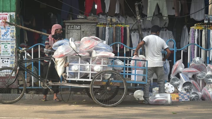 আগামী পাঁচ দিনে ক্রমশ তাপমাত্রা বাড়তে থাকবে। সর্বোচ্চ তাপমাত্রা দুই থেকে চার ডিগ্রি সেলসিয়াস বাড়তে পারে উত্তরবঙ্গের বিভিন্ন জেলাতে। সর্বনিম্ন তাপমাত্রা দুই থেকে তিন ডিগ্রি সেলসিয়াস বাড়তে পারে বলে অনুমান আবহাওয়াবিদদের। 