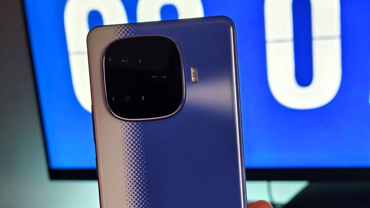 iQoo Neo 10R Launched in India Know the Price and Features of this Phone iQoo Phones: আইকিউওও সংস্থার নিও সিরিজের প্রথম ফোন লঞ্চ হয়েছে ভারতে, কত দামে কিনতে পারবেন?