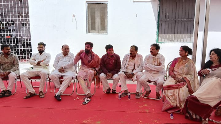 होली का त्योहार दो दिन बाद 14 मार्च को है, लेकिन उससे पहले पटना में सियासी होली जोरों पर है और सभी जगहों पर होली मिलन की जा रही है.