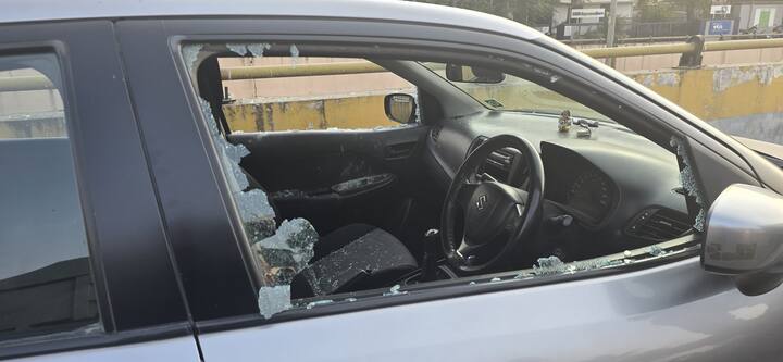काही वेळेपूर्वी एका टोळक्या कडून या कारच्या काचा फोडण्यात आल्याची माहिती आहे. या घटनेमुळे कारचालकांचे मोठे नुकसान झाले असून त्यांनी तीव्र संताप व्यक्त केला आहे.