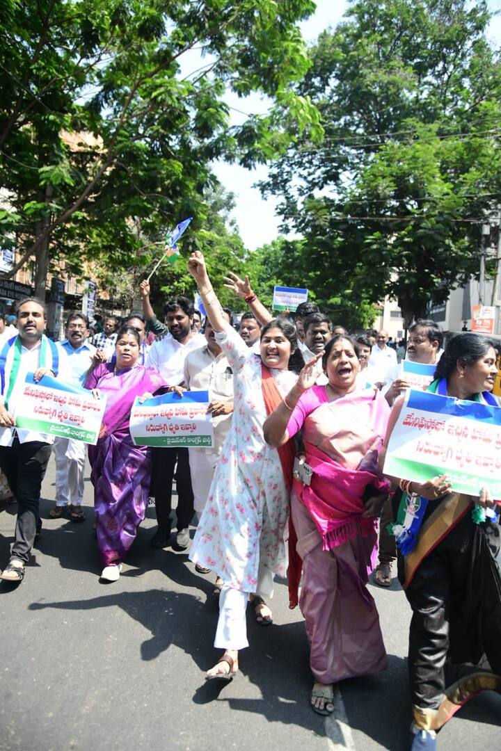 రూ.4,600 కోట్లు చెల్లించకుండా విద్యార్థుల జీవితాలతో చెలగాటమాడుతున్నారని మండిపడ్డారు.