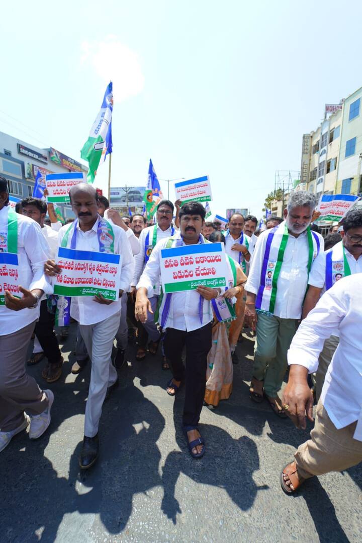 పదివేల వేతనం ఇస్తామని చెప్పి వలంటీర్లను నడిరోడ్డున పడేశారని మండిపడ్డారు.