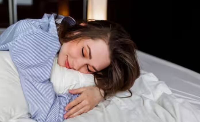 ਬਹੁਤ ਸਾਰੇ ਲੋਕ ਕਹਿੰਦੇ ਹਨ ਕਿ ਮਨੁੱਖੀ ਸਰੀਰ ਲਈ 6 ਘੰਟੇ ਦੀ ਨੀਂਦ ਜ਼ਰੂਰੀ ਹੁੰਦੀ ਹੈ, ਜਦੋਂ ਕਿ ਕੁਝ ਲੋਕਾਂ ਦਾ ਮੰਨਣਾ ਹੈ ਕਿ ਸਰੀਰ ਲਈ 7 ਘੰਟੇ ਦੀ ਨੀਂਦ ਜ਼ਰੂਰੀ ਹੈ। ਹਾਲਾਂਕਿ, ਮਾਹਿਰਾਂ ਦਾ ਮੰਨਣਾ ਹੈ ਕਿ ਕਿਸੇ ਵੀ ਵਿਅਕਤੀ ਲਈ ਰੋਜ਼ਾਨਾ 7 ਤੋਂ 8 ਘੰਟੇ ਦੀ ਨੀਂਦ ਲੈਣੀ ਜ਼ਰੂਰੀ ਹੁੰਦੀ ਹੈ।