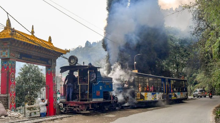 গতকাল থেকে বৃষ্টি শুরু হয়েছে উত্তরবঙ্গে। বজ্রবিদ্যুৎ সহ হালকা বৃষ্টির সম্ভাবনা উত্তরবঙ্গে। উত্তরবঙ্গের পার্বত্য জেলাগুলিতে বজ্রবিদ্যুৎ সহ হালকা বৃষ্টির সম্ভাবনা রয়েছে। বুধবার ও বৃহস্পতিবার বাড়বে বৃষ্টির পরিমাণ।