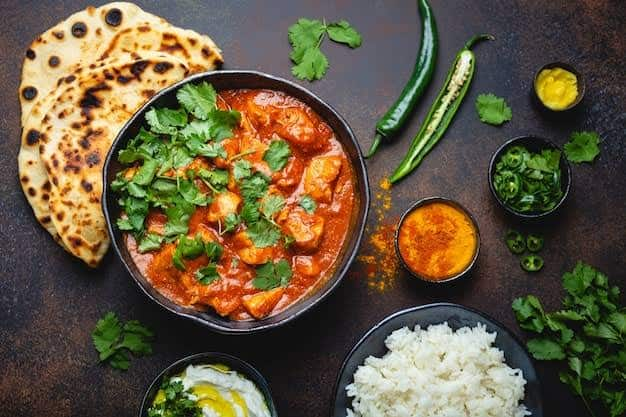 मसालेदार खाना (Spice Foods) : रात में ज्यादा मसालेदार या तली-भुनी चीजें खाने से पेट और सीने में जलन हो सकती है, जिससे एसिडिटी की समस्या हो सकती है और पाचन तंत्र भी प्रभावित हो सकता है. ये नींद खराब कर सकती है. इससे बचने की कोशिश करनी चाहिए. रात में हमेशा हल्का और संतुलित डिनर ही रखना चाहिए.