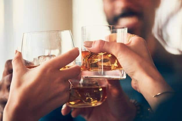 शराब-सिगरेट (Liquor-Cigarette): कई लोगों को लगता है कि रात में शराब पीने से नींद अच्छी आती है लेकिन यह बिल्कुल सही नहीं है. अल्कोहल नींद की क्वालिटी को प्रभावित करता है. सिगरेट में मौजूद निकोटिन भी नींद को खराब कर सकता है.