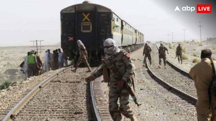 Pakistan Train Hijack : बलूचिस्तान लिबरेशन आर्मी (BLA) ने पाकिस्तान के बोलन जिले में मंगलवार (11 मार्च) को जाफर एक्सप्रेस को हाईजैक किया है और इसमें मौजूद सभी यात्रियों को बंधक बना लिया.