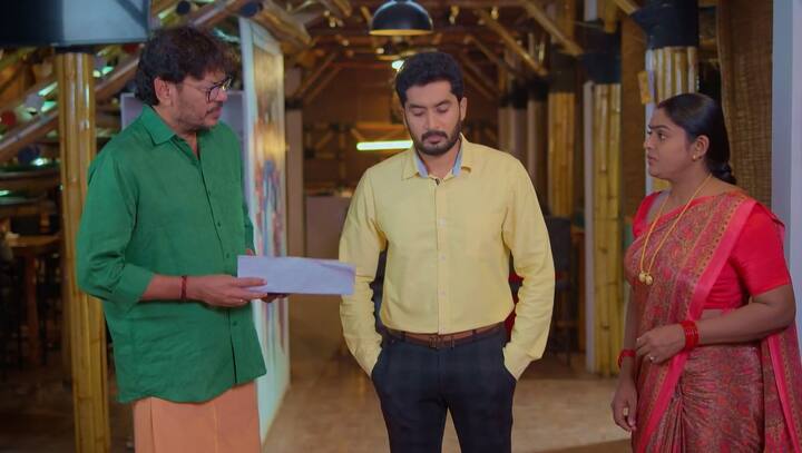 నువ్వైనా ఒప్పించి వాడితో సంతకం చేయించు దీప అంటే.. కార్తీక్ ఆ పేపర్లు తీసుకుని చింపేస్తాడు. మా ఇద్దరిదీ ఒకే మాట అంటాడు. దీంతో శ్రీధర్ సీరియస్గా అక్కడి నుంచి వెళ్లిపోతాడు. (Image Credit: jio+ Hotstar)