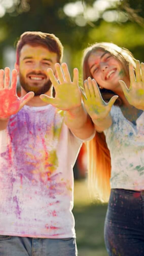 दोस्त अगर लड़की हो तो कैसे खेलें होली?