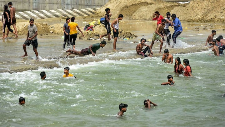 বুধবার ও বৃহস্পতিবার দার্জিলিং, কালিম্পং, আলিপুরদুয়ার ও জলপাইগুড়ি কোচবিহার উত্তর দিনাজপুর এই ছয় জেলাতেই বজ্রবিদ্যুৎ সহ হালকা মাঝারি বৃষ্টির সম্ভাবনা। শুক্রবারও বিক্ষিপ্তভাবে বৃষ্টি চলবে দার্জিলিং, কালিম্পং, জলপাইগুড়ি, আলিপুরদুয়ারে। 