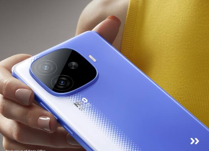 કેટલી છે કિંમત - જો આપણે ફોનની કિંમત પર નજર કરીએ તો, iQOO એ આ ફોનની શરૂઆતની કિંમત 24,999 રૂપિયા રાખી છે. કંપનીએ તેને રેગિંગ બ્લુ અને મૂનકાઈટ ટાઇટેનિયમ જેવા બે રંગોમાં લોન્ચ કર્યું છે. તેના 8GB+128GB સ્ટોરેજ વેરિઅન્ટની કિંમત 24,999 રૂપિયા, 8GB+256GB સ્ટોરેજ વેરિઅન્ટની કિંમત 26,999 રૂપિયા અને 12GB+256GB સ્ટોરેજ વેરિઅન્ટની કિંમત 28,999 રૂપિયા છે. આ ફોનનું વેચાણ ૧૯ માર્ચ, ૨૦૨૫ થી શરૂ થશે. તમે આ સ્માર્ટફોનને Amazon India અને iQOO.com પરથી ખરીદી શકો છો.