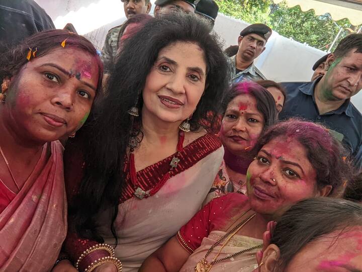 कार्यकर्ताओं ने एक दूसरे को अबीर गुलाल लगाकर होली की बधाई दी. इस मौके पर चिराग पासवान ने भी होली के रंग में खूब रंग गए. युवा केंद्रीय मंत्री होली के रंगो में सराबोर नजर आए. इस समारोह में चिराग पासवान की मां भी मौजूद रहीं.