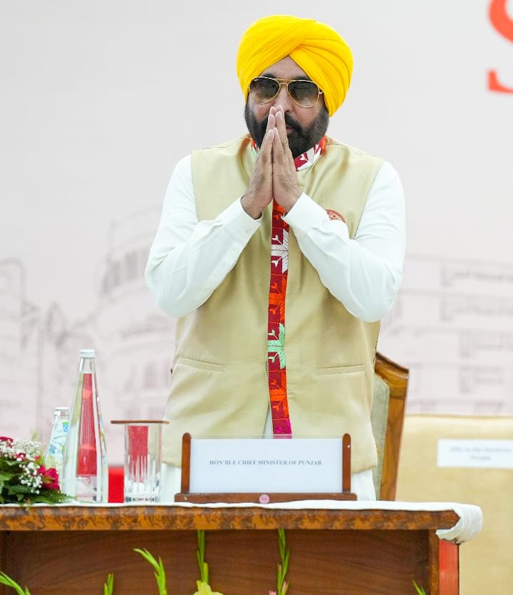 दीक्षांत समारोह में सीएम भगवंत मान ने शरीक होने के बाद कहा, ''आज पंजाब यूनिवर्सिटी में करवाए जा रहे 72वें दीक्षांत समारोह में राष्ट्रपति द्रौपदी मुर्मू जी और पंजाब तथा चंडीगढ़ के गवर्नर माननीय गुलाब चंद कटारिया जी के साथ शिरकत की.''