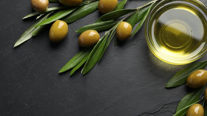 Olive Oil: Other oils include olive oil, which is rich in antioxidants as well as vitamins. It acts as a gentler on the skin, and the natural barrier. Very effective at removing makeup, this oil works just as easily if one needs to remove the colors used in Holi.   (Image Source: Canva)